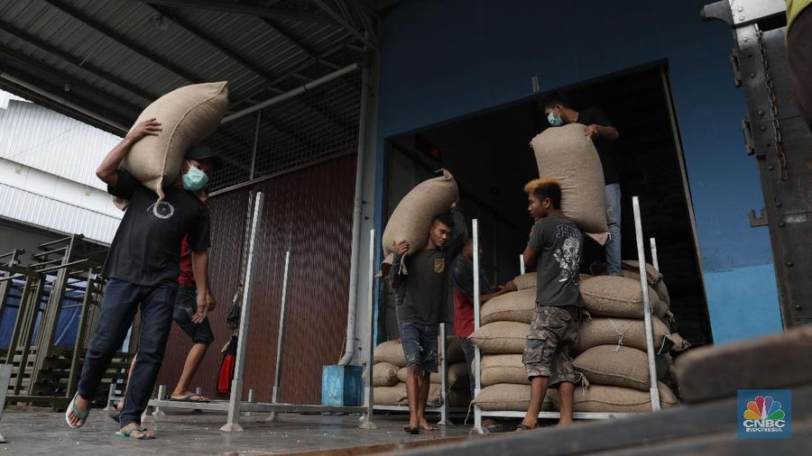 Pekerja mengangkat karungan kacang tanah Impor di komplek Jakarta Distribution Center, Senin (12/3/2018).   Wakil Presiden Jusuf Kalla (JK) menyatakan perang dagang yang dipicu kebijakan protektif Amerika Serikat (AS) tidak akan membuat negara-negara pertanian, termasuk Indonesia, tinggal diam. (CNBC Indonesia/Muhammad Sabki)