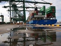 Corona Mencubit, Neraca Dagang RI Diramal Surplus Sedikit