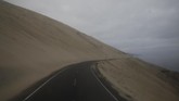 Foto ini menunjukkan suasana jalan di tepi bukit di Atico, Peru, yang diselimuti kabut. (REUTERS/Carlos Garcia Rawlins)