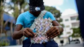 Sulitnya Tarik Uang dari Bank di Venezuela, Meski Cuma US$1