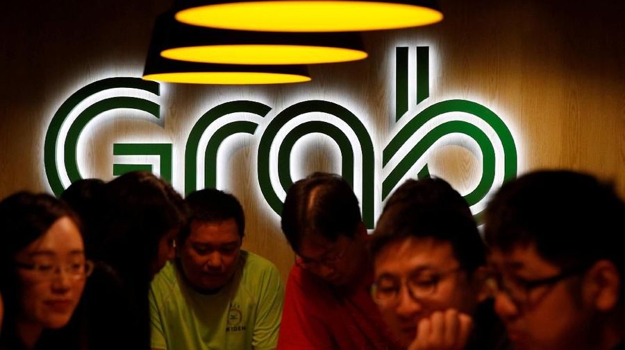 FILE PHOTO: New hires relax at a lounge area in a Grab office in Singapore September 23, 2016. REUTERS/Edgar Su/File Photo