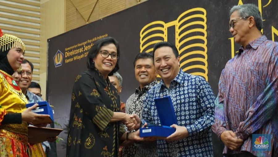 Menteri Keuangan Sri Mulyani Indrawati menyerahkan tanda apresiasi dan penghargaan Direktorat Jenderal Pajak (DJP) kepada Wajib Pajak Besar.