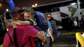 FOTO: Menumpang Bus Tinggalkan Krisis Venezuela