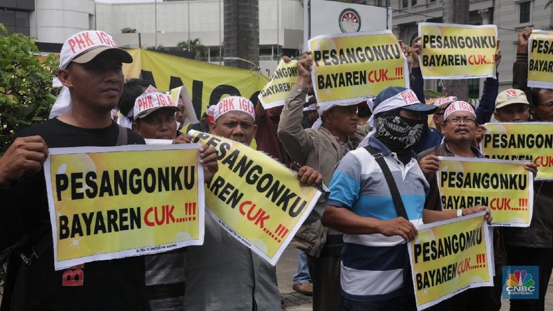 Aksi tersebut untuk menuntut pembayaran uang pesangon setelah 2,5 tahun tidak dibayarkan usai pemutusan hubungan kerja (PHK).