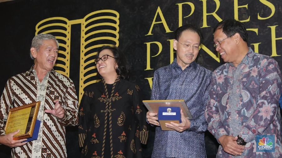 Menteri Keuangan Sri Mulyani Indrawati memberikan penghargaan dan apresiasi kepada 31 wajib pajak besar