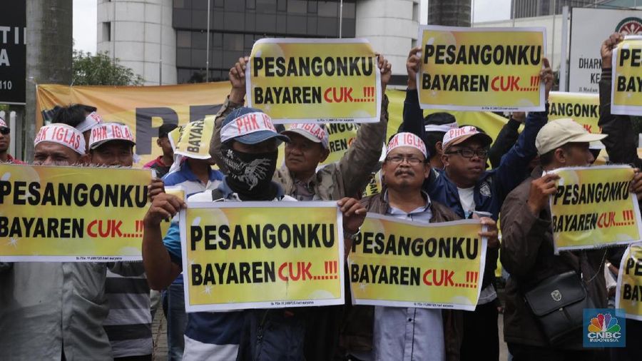 Translate message
Turn off for: Indonesian
Aksi eks karyawan PT Iglas di depan gedung BUMN, Jakarta, Selasa (13/3). Aksi tersebut menuntut pesangon yang belum dibayar selama 2,5 tahun sejak mereka di phk pada 2015. Sebanyak 419 mengaku belum dibayar. Para eks Karyawan tersebut berasal dari gresik ini mengangkat poster tulisan yang berisikan Pesangon belum dibayar oleh perusahaan penghasil botol kaca itu di depan gedung BUMN selaku pemegang saham PT IGLAS Persero. (²©²ÊÍøÕ¾/Muhammad Sabki)