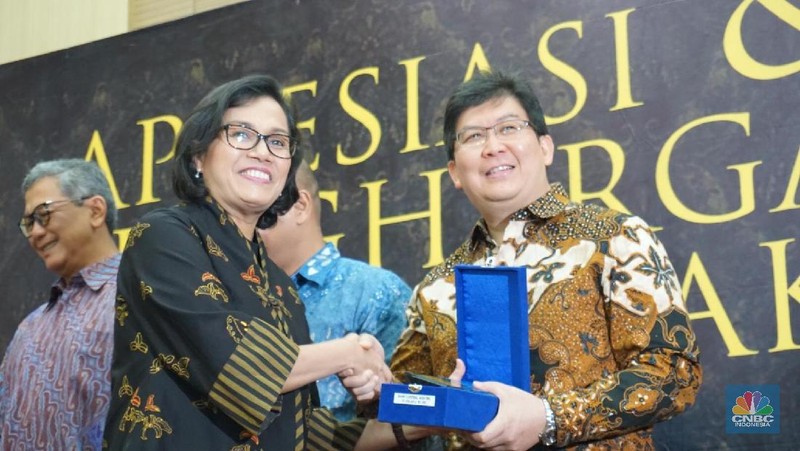 Menteri Keuangan Sri Mulyani Indrawati memberikan penghargaan dan apresiasi kepada 31 wajib pajak besar