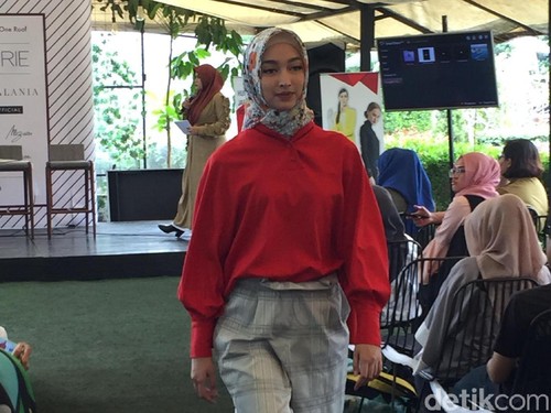 Rilis Busana Muslim, Desainer Jepang Berburu Bahan ke Tanah Abang Naik Ojek Rilis Busana Muslim, Desainer Jepang Berburu Bahan ke Tanah Abang Naik Ojek