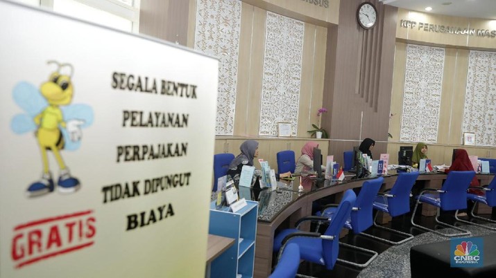 Suasana pelayanan pembayaran pajak di Kantor Pelayanan Pajak Sudirman Jakarta, Selasa,  (13/3).  (CNBC Indonesia/Muhammad Sabki)