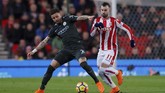 Bek Manchester City Kyle Walker mengadang penyerang Stoke City Jese Rodriguez (kanan). Man City tetap tampil dominan meski tampil tandang di Stadion Bet365, Senin (12/3) malam waktu setempat. (Reuters/Andrew Couldridge)