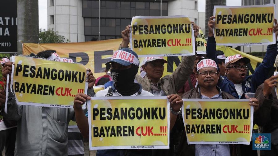 Translate message
Turn off for: Indonesian
Aksi eks karyawan PT Iglas di depan gedung BUMN, Jakarta, Selasa (13/3). Aksi tersebut menuntut pesangon yang belum dibayar selama 2,5 tahun sejak mereka di phk pada 2015. Sebanyak 419 mengaku belum dibayar. Para eks Karyawan tersebut berasal dari gresik ini mengangkat poster tulisan yang berisikan Pesangon belum dibayar oleh perusahaan penghasil botol kaca itu di depan gedung BUMN selaku pemegang saham PT IGLAS Persero. (²©²ÊÍøÕ¾/Muhammad Sabki)