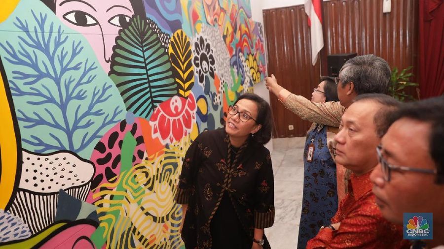 Menteri Keuangan Sri Mulyani bersama Gubernur BI Agus Marto melihat karya seni lukis di Gedung Jusuf Anwar, Kementerian Keuangan, Jakarta, Jakarta, Selasa (13/3). Sebagai persiapan Spring Meetings IMF-WBG 2018, Sekretariat Panitia Nasional AM lMF-WBG 2018 menyelenggarakan acara Voyage to lndonesra (VTl) Art Exhibition yang diadakan secara terbuka untuk umum pada 12-14 Maret 2018 di Gedung Jusuf Anwar Kementerian Keuangan. VTI ArtExhibition menampilkan karya seni para seniman indonesia yang nantinya akan dipamerkan dalam pertemuan musim semi tersebut, Acara yang bertemakan 