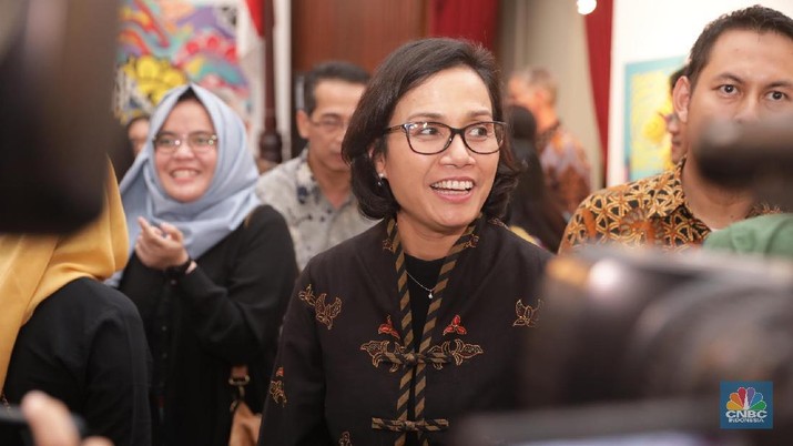 8 Seniman Pelukis Mural Indonesia Tampil di Voyage to Indonesia Art Exhibition Menteri Keuangan Sri Mulyani bersama Gubernur BI Agus Marto melihat karya seni lukis di Gedung Jusuf Anwar, Kementerian Keuangan, Jakarta, Jakarta, Selasa (13/3). Sebagai persiapan Spring Meetings IMF-WBG 2018, Sekretariat Panitia Nasional AM lMF-WBG 2018 menyelenggarakan acara Voyage to lndonesra (VTl) Art Exhibition yang diadakan secara terbuka untuk umum pada 12-14 Maret 2018 di Gedung Jusuf Anwar Kementerian Keuangan. VTI ArtExhibition menampilkan karya seni para seniman indonesia yang nantinya akan dipamerkan dalam pertemuan musim semi tersebut, Acara yang bertemakan