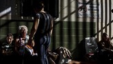 Saat fajar, warga yang kelaparan di Caracas sudah memunguti sampah sementara anak-anak meminta makanan di depan toko roti. (REUTERS/Carlos Garcia Rawlins)