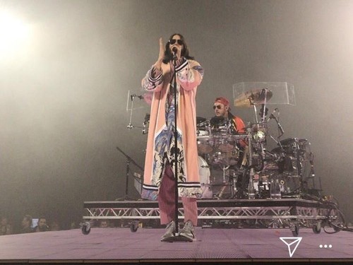 Keren! Jared Leto Pakai Baju Karya Desainer Indonesia di Konsernya Keren! Jared Leto Pakai Baju Karya Desainer Indonesia di Konsernya