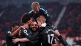 Para pemain Manchester City menyambut gembira gol yang dicetak David Silva. Unggul 1-0 membuat The Citizens semakin di atas angin. (Reuters/Andrew Couldridge)