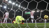 Kiper Stoke City tampak kecewa kembali kebobolan untuk kali kedua pada laga itu. Penjaga gawang Timnas Inggris ini tak berdaya membendung ketajaman David Silva. (REUTERS/Hannah McKay)