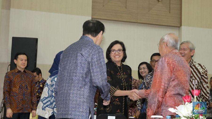 Menteri Keuangan Sri Mulyani Indrawati memberikan penghargaan dan apresiasi kepada 31 wajib pajak besar