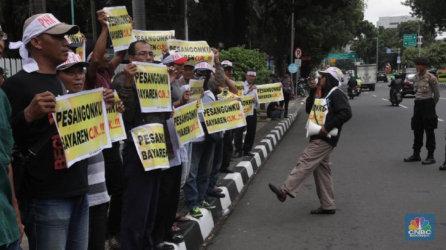 Translate message
Turn off for: Indonesian
Aksi eks karyawan PT Iglas di depan gedung BUMN, Jakarta, Selasa (13/3). Aksi tersebut menuntut pesangon yang belum dibayar selama 2,5 tahun sejak mereka di phk pada 2015. Sebanyak 419 mengaku belum dibayar. Para eks Karyawan tersebut berasal dari gresik ini mengangkat poster tulisan yang berisikan Pesangon belum dibayar oleh perusahaan penghasil botol kaca itu di depan gedung BUMN selaku pemegang saham PT IGLAS Persero. (²©²ÊÍøÕ¾/Muhammad Sabki)