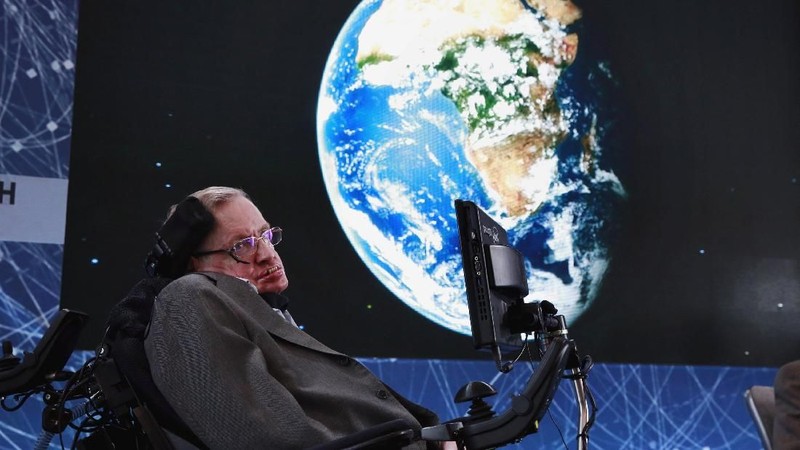 Hawking dikenal sebagai seorang fisikawan dan ahli kosmologi di dunia.