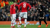 Romelu Lukaku dan Jese Lingard tampak kecewa timnya sudah kebobolan 0-1. Gol itu membuat harapan Man United semakin tipis setelah pada leg pertama di markas Sevilla bermain imbang tanpa gol. (REUTERS/David Klein)