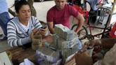 Sejak Agustus lalu, bolivar telah kehilangan 87 persen nilainya jika dibandingkan dengan euro. (REUTERS/Jaime Saldarriaga)