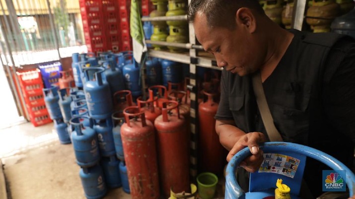 Pekerja mengangkat gas Elpiji di agen gas dan kemasan minuman di kawasan Gondangdia, Jakarta, Rabu, (4/3). Pemerintah berencana melakukan impor LPG dari Aljazair, tepatnya dari perusahaan migas nasional Sonatrach. (CNBC Indonesia/Muhammad Sabki)