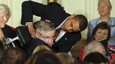 Di tahun 2009, Hawking mendapatkan Medal of Freedom dari Presiden AS Barack Obama atas karya-karyanya. (dok. AFP PHOTO/Jewel SAMAD / AFP PHOTO / JEWEL SAMAD)