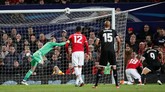 David De Gea kembali kebobolan oleh Wissam Ben Yedder, hanya empat menit usai gol pertama Sevilla pada menit ke-74. Gol Ben Yedder kali ini diciptakan melalui sundulan. (REUTERS/David Klein)