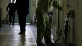 Kebanyakan dari mereka sudah membungkuk dan sulit berjalan. Tercatat, di Jepang ada sekitar 9.300 narapidana tua yang berusia lebih dari 60 tahun. Beberapa menderita penyakit jantung dan kerap pingsan. ( REUTERS/Toru Hanai)