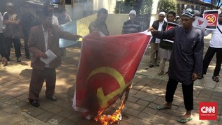 Massa Bakar Spanduk Logo Palu Arit PKI di Komnas HAM