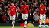 Paul Pogba dan Nemanja Matic tampak terpukul setelah Manchester United kalah 1-2 dari Sevilla. Hasil itu membuat Manchester United tersingkir di Liga Champions. (REUTERS/David Klein)