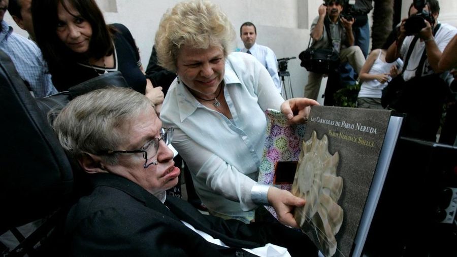 Hawking dikenal sebagai seorang fisikawan dan ahli kosmologi di dunia.