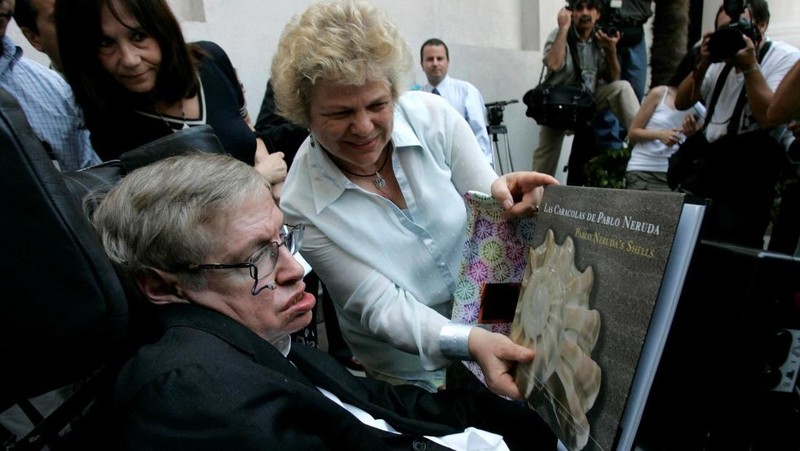 Hawking dikenal sebagai seorang fisikawan dan ahli kosmologi di dunia.