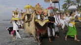 Selain dilaksanakan ke pantai, ada juga desa adat yang melakukan ritual Melasti ke danau, karena desa mereka yang berada di pegunungan. (REUTERS/Johannes P. Christo)