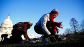 Sebuah organisasi global penggerak demonstrasi progresif bernama Avaaz menyiapkan sepatu tersebut sekitar 8.00 waktu setempat. (REUTERS/Eric Thayer)