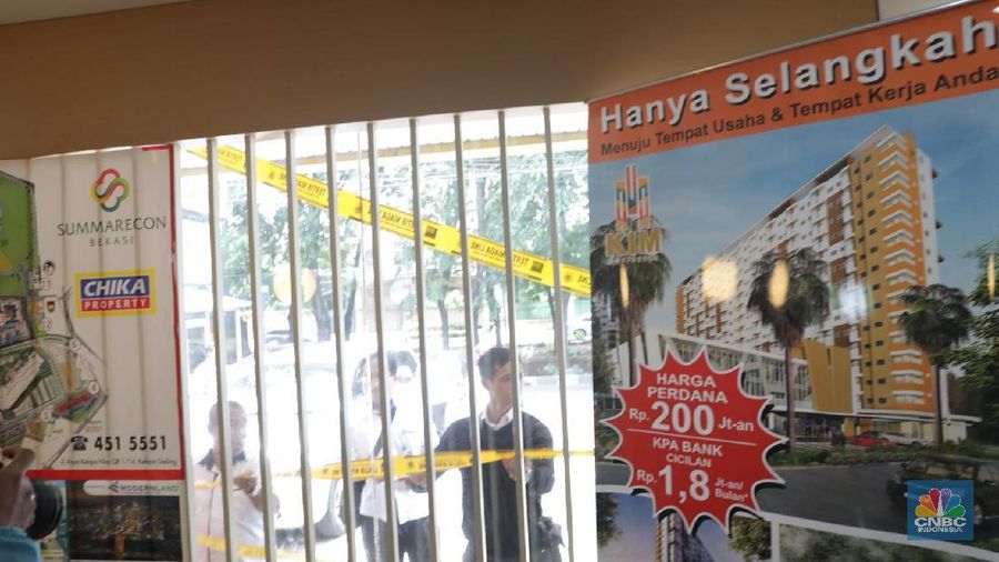 Petugas Tertib Niaga Kementerian Perdagangan melakukan penyegelan perusahaan agen properti di Kelapa Gading, Jakarta Utara.