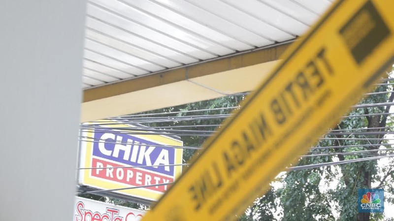 Petugas Tertib Niaga Kementerian Perdagangan melakukan penyegelan perusahaan agen properti di Kelapa Gading, Jakarta Utara.