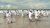 Setelah Melasti, prosesi berikutnya adalah Bhatara Nyejer. Dilanjutkan dengan Tawur Kesanga atau persembahan kurban dan Ngerupuk pada hari Jumat (16/3). (AFP PHOTO / SONNY TUMBELAKA)