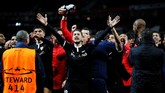 Para pemain Sevilla meluapkan kegembiraannya di Stadion Old Trafford usai menyingkirkan Manchester United di babak 16 besar Liga Champions. (Reuters/Jason Cairnduff)