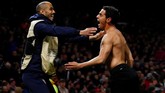 Wissam Ben Yedder spontan melepas seragamnya usai mencetak gol kedua. Alhasil, striker Sevilla itu mendapatkan kartu kuning dari wasit. (Reuters/Jason Cairnduff)