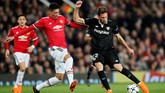 Bek Manchester United Chris Smalling mencoba menghentikan laju gelandang Sevilla Franco Vazquez. Tampil di Old Trafford, Setan Merah kalah agresif dari Los Sevilistas sejak babak pertama. (REUTERS/David Klein)