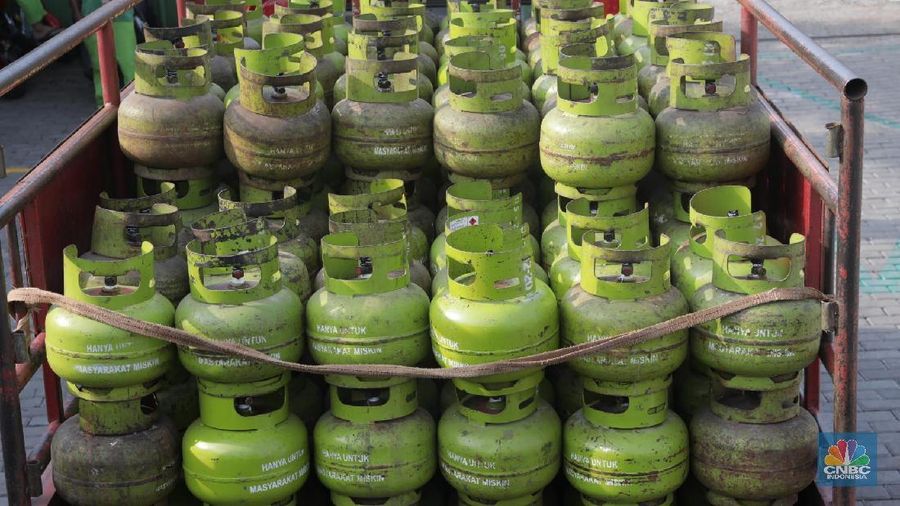 Pekerja mengangkat Elpiji di Distributor Gas Elpiji 3Kg Pondok Aren, Tangerang Selatan, Rabu, (4/3). Pemerintah berencana melakukan impor LPG dari Aljazair, tepatnya dari perusahaan migas nasional Sonatrach