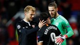 David De Gea memberikan selamat kepada Wissam Ben Yedder yang dua kali membobol gawangnya. Ben Yedder total sudah mencetak delapan gol di Liga Champions musim ini sejak fase grup. (Reuters/Jason Cairnduff)