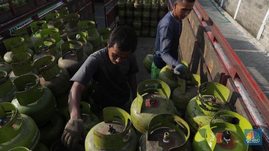 Pekerja mengangkat Elpiji di Distributor Gas Elpiji 3Kg Pondok Aren, Tangerang Selatan, Rabu, (4/3). Pemerintah berencana melakukan impor LPG dari Aljazair, tepatnya dari perusahaan migas nasional Sonatrach