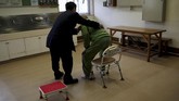 Beberapa pesakitan juga mendapatkan perawatan khusus dibantu oleh perawat karena keterbatasannya. (REUTERS/Toru Hanai)