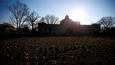 Selasa pagi (13/3) ribuan sepatu kecil dijajarkan di halaman gedung Capitol, Washington DC sebagai aksi demonstrasi. (REUTERS/Eric Thayer)