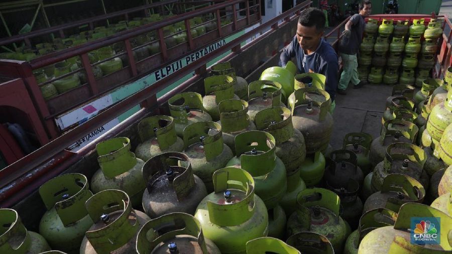 Pekerja mengangkat Elpiji di Distributor Gas Elpiji 3Kg Pondok Aren, Tangerang Selatan, Rabu, (4/3). Pemerintah berencana melakukan impor LPG dari Aljazair, tepatnya dari perusahaan migas nasional Sonatrach