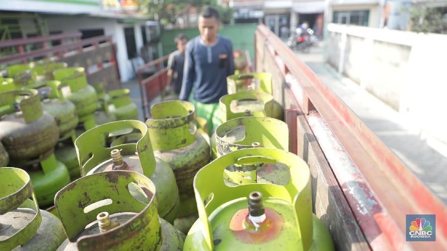 Pekerja mengangkat Elpiji di Distributor Gas Elpiji 3Kg Pondok Aren, Tangerang Selatan, Rabu, (4/3). Pemerintah berencana melakukan impor LPG dari Aljazair, tepatnya dari perusahaan migas nasional Sonatrach