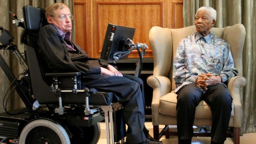 FILE FOTO: Mantan Presiden Afrika Selatan Nelson Mandela (R) bertemu dengan profesor fisika teoritis Stephen Hawking di kantor Yayasan Mandela di Johannesburg, 15 Mei 2008. Pool / via REUTERS / File photo